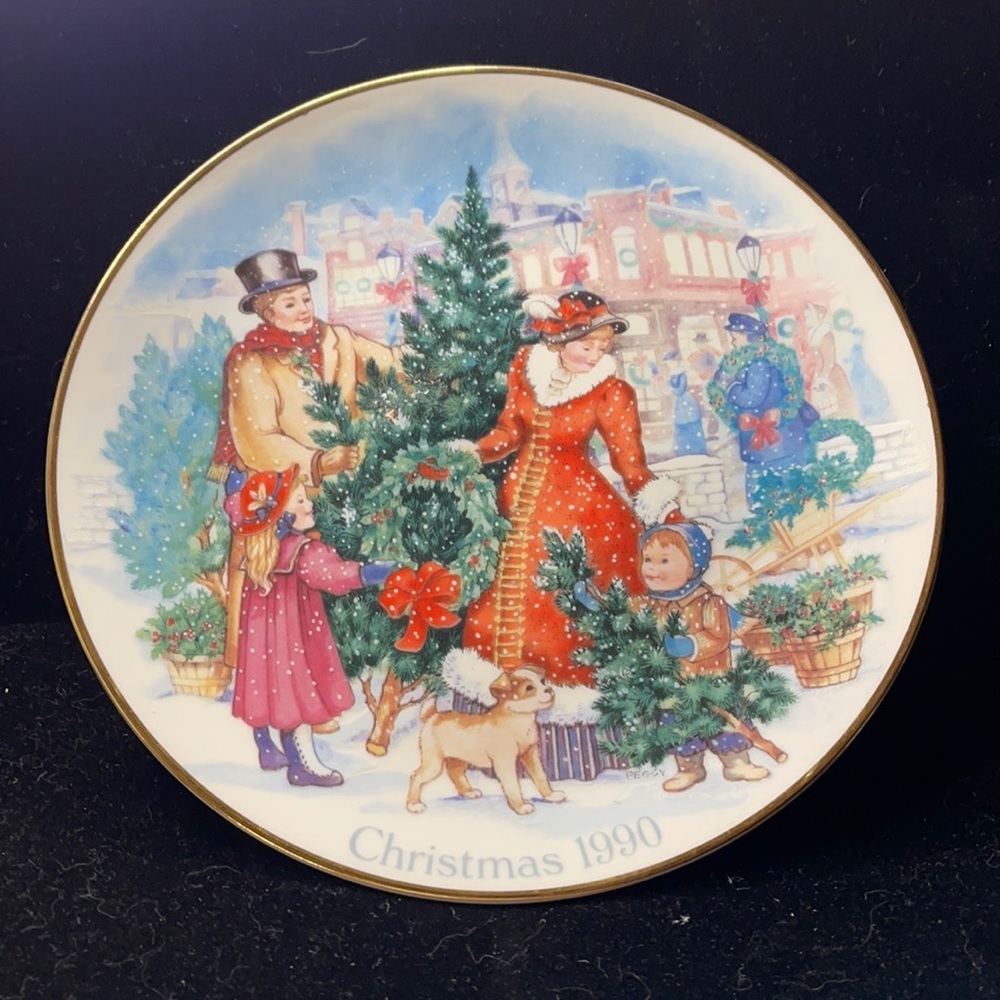 Avon Vintage (1990) Christmas Porcelain Trimmed in 22k Gold Collectible Plate
